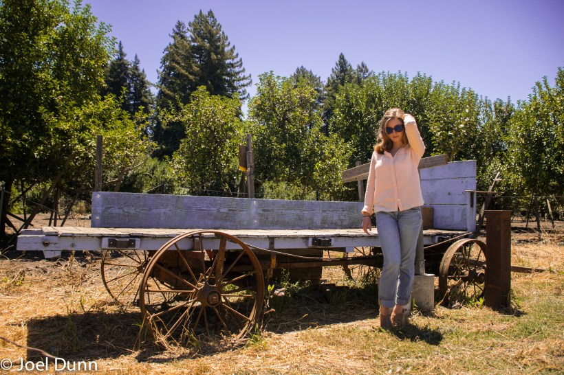 Peach button down, boyfriend jeans, American girl