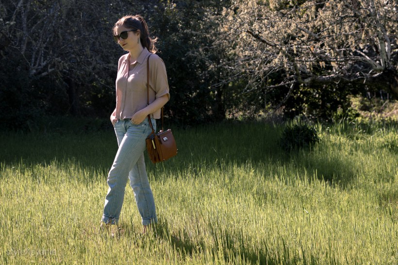 boyfriend jeans, topshop button down, heeled sandals, nature, spring